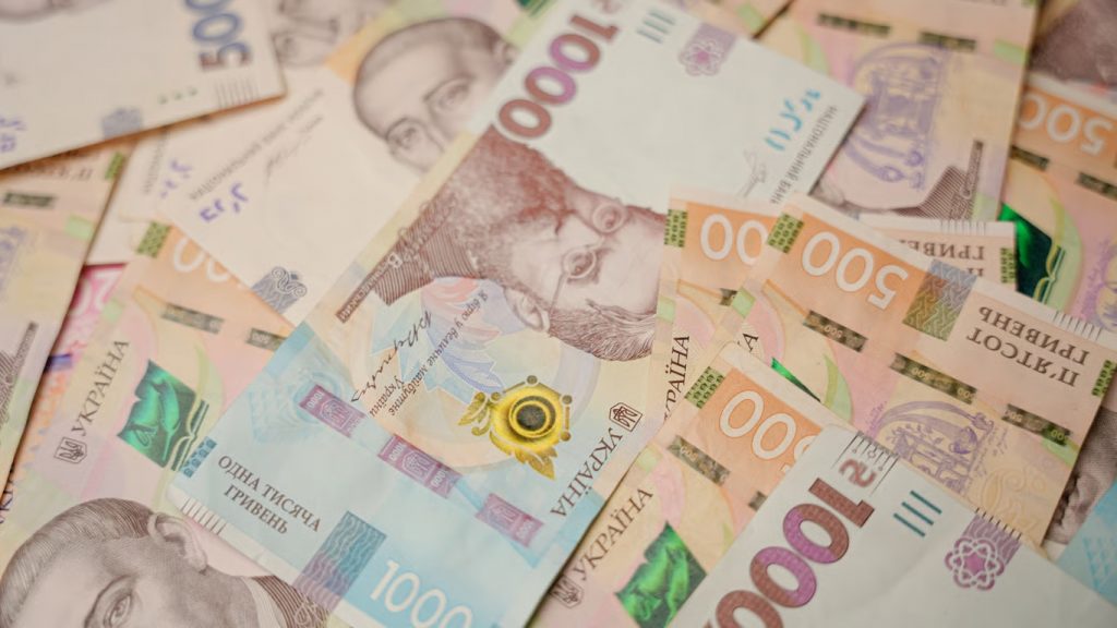 Де українцям шукати допомогу при боргах форум чи платний юрист